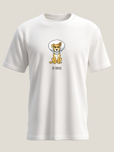 Humoristična majica brenda Motivi.rs sa motivom psa Džekija koji nosi veterinarsku kragnu srama, originalan poklon za vlasnike ljubimaca.